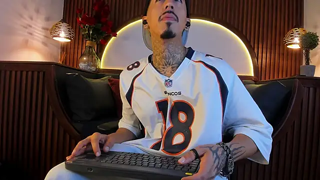 Snapshot of Donovan_Desmond chatting on January 17, 2026, 4:06 am Donovan Desmond online show from January 17, 2026, 4:06 am