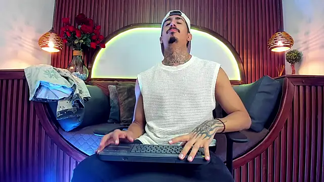 Snapshot of Donovan_Desmond chatting on February 3, 2026, 4:10 am Donovan Desmond online show from February 3, 2026, 4:10 am