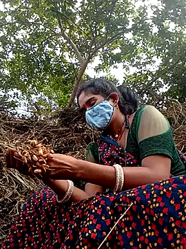 Snapshot of Kiran12xxx chatting on October 23, 2025, 8:35 am Kiran12xxx online show from October 23, 2025, 8:35 am