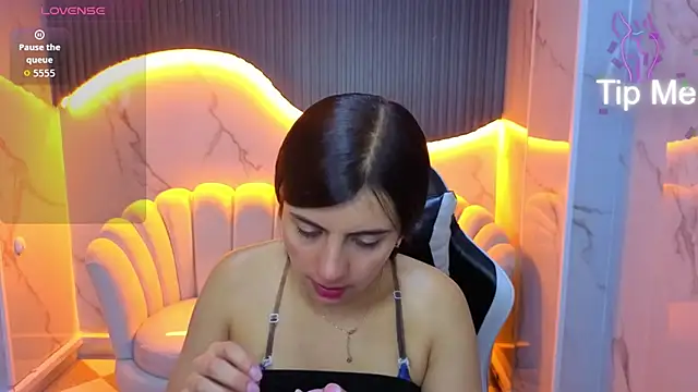 Eilyn love b online show from October 17, 2025, 12:52 pm