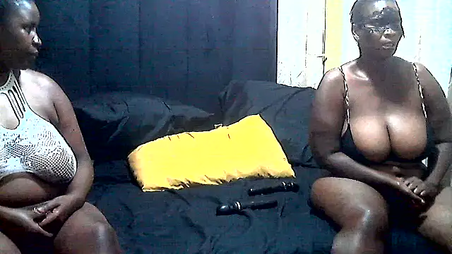 AnnabigpussyXO online show from October 18, 2025, 11:05 pm