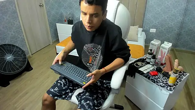 Xavier fox  online show from September 17, 2025, 4:14 am