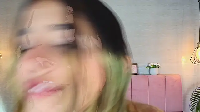 im sofii18 online show from October 8, 2025, 7:44 pm