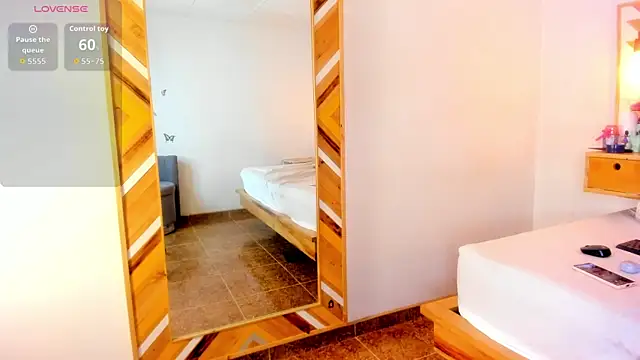 Snapshot of SoleneFontaine chatting on September 10, 2025, 11:43 am SoleneFontaine online show from September 10, 2025, 11:43 am