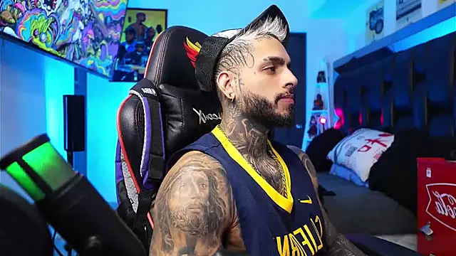 logan hugh8 online show from February 17, 2026, 12:23 pm