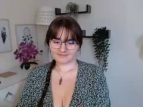 Julie Diamond online show from September 19, 2025, 12:39 pm