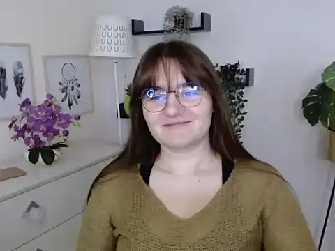 Julie Diamond online show from October 17, 2025, 12:30 pm