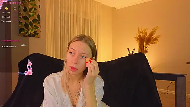 NyxaThorn online show from November 14, 2025, 2:38 pm