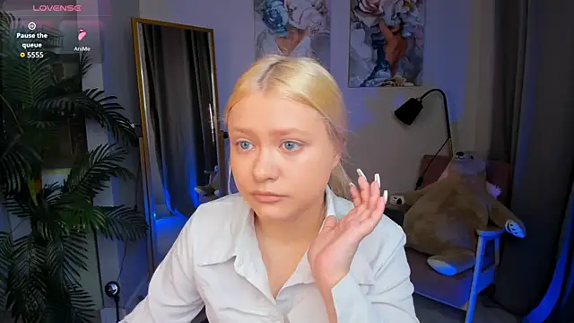 Millie Vanillies online show from September 10, 2025, 3:01 pm