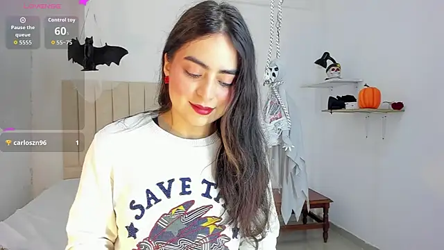 sashaa petit online show from October 24, 2025, 11:17 am