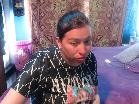 cloequeen15 online show from April 21, 2026, 4:45 pm