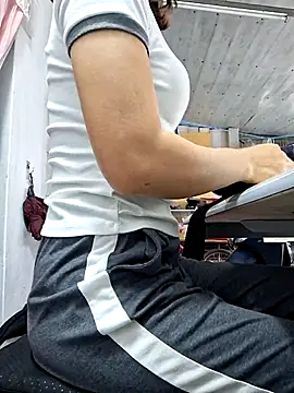 Snapshot of irina_hana chatting on November 6, 2025, 1:39 am irina hana online show from November 6, 2025, 1:39 am