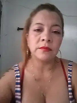 lunita2110 online show from September 9, 2025, 9:47 pm