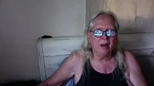 Snapshot of OldLadySara chatting on July 18, 2026, 11:52 pm OldLadySara online show from July 18, 2026, 11:52 pm