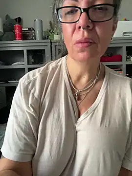 dieseldame1313 online show from February 6, 2026, 4:10 pm