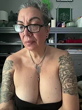 dieseldame1313 online show from February 8, 2026, 10:46 pm