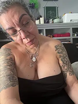 dieseldame1313 online show from February 13, 2026, 4:47 pm