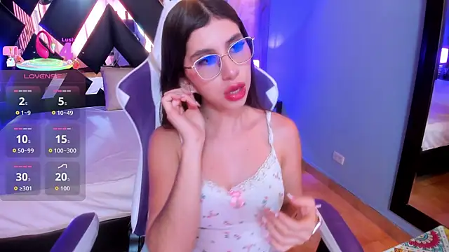 Emma Petiite online show from January 9, 2026, 6:42 pm