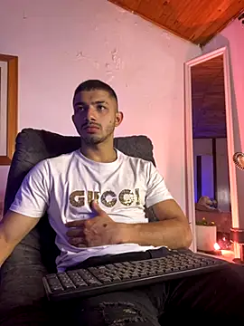 ArturoCardona  online show from November 26, 2025, 11:39 pm