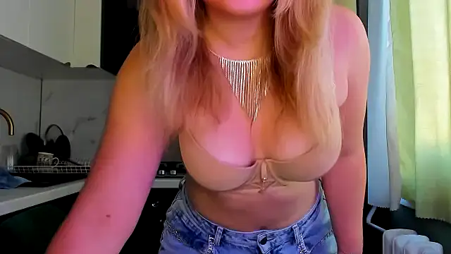 Snapshot of SunshineEmma chatting on October 2, 2025, 2:24 pm SunshineEmma online show from October 2, 2025, 2:24 pm