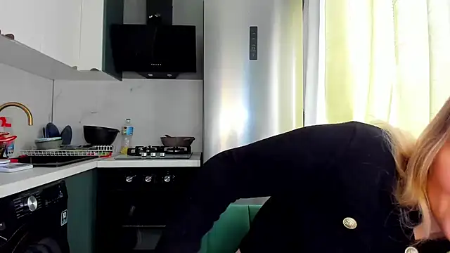 Snapshot of SunshineEmma chatting on October 6, 2025, 12:57 pm SunshineEmma online show from October 6, 2025, 12:57 pm