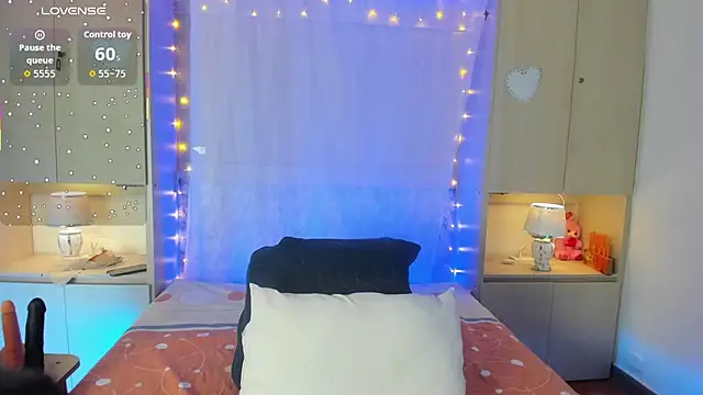 LilyWhitney online show from November 8, 2025, 4:12 am