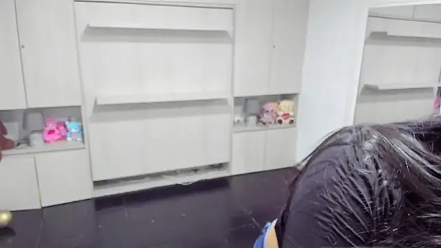 LilyWhitney online show from April 18, 2026, 4:05 am