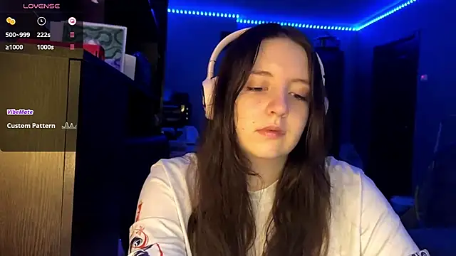 LauretteRagar online show from October 6, 2025, 6:05 pm