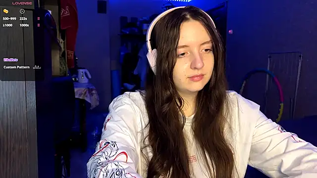 LauretteRagar online show from November 3, 2025, 5:47 pm