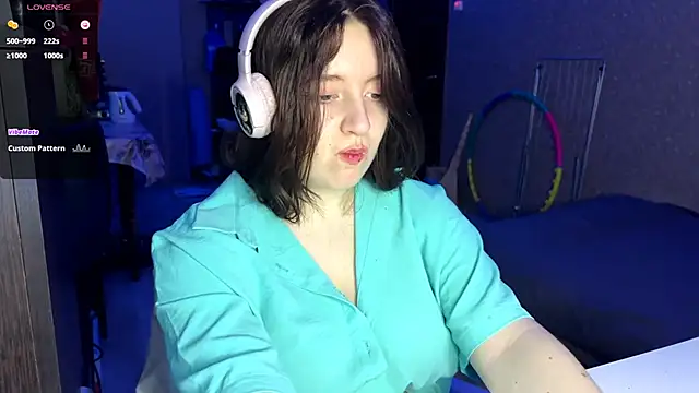 LauretteRagar online show from November 4, 2025, 5:34 pm