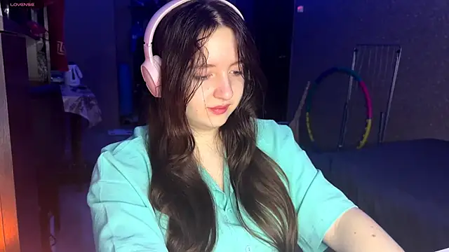 LauretteRagar online show from November 6, 2025, 5:25 pm