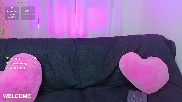 issadora 1 online show from September 10, 2025, 4:18 pm