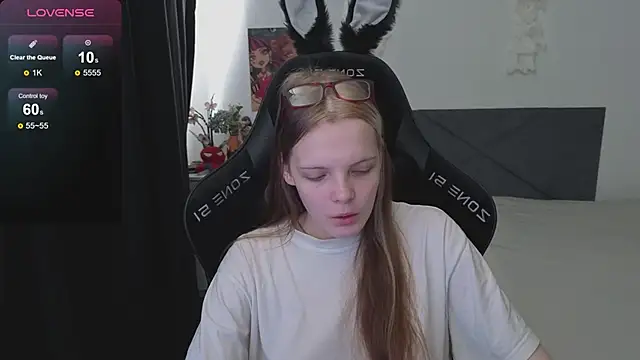 Luna Navy online show from October 3, 2025, 6:32 am