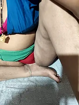 POOJACOUPLE online show from November 18, 2025, 6:01 pm