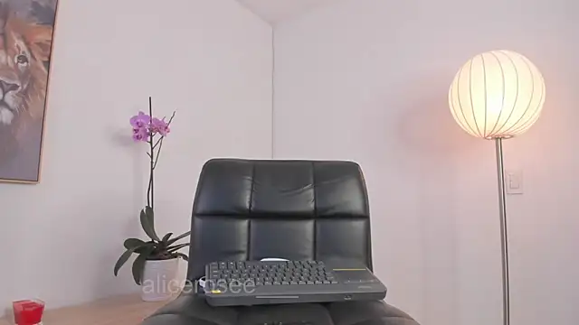  Alicerosee online show from June 3, 2026, 8:36 pm