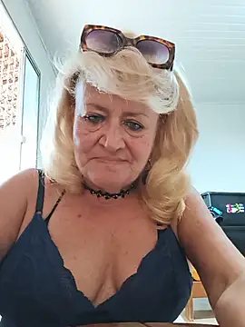 Snapshot of Belladama61 chatting on May 15, 2026, 10:44 am Belladama61 online show from May 15, 2026, 10:44 am