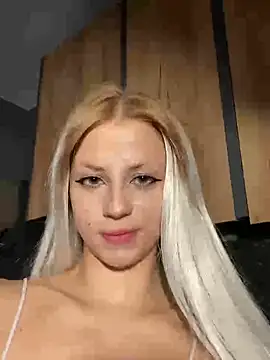 FavoriteKira online show from October 1, 2025, 7:42 pm