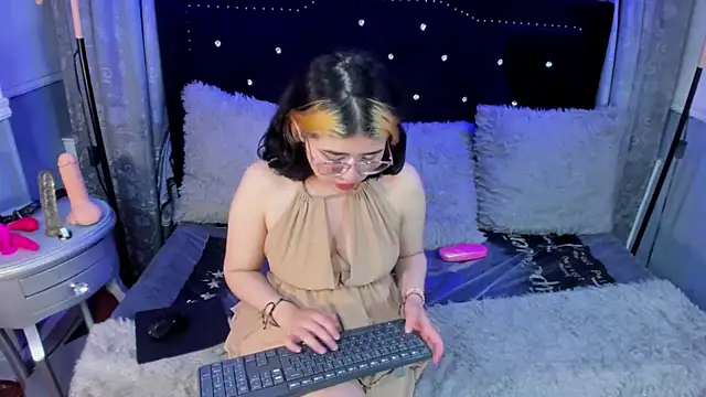 dafnelee online show from September 10, 2025, 10:37 am