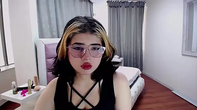 dafnelee online show from September 13, 2025, 1:33 pm