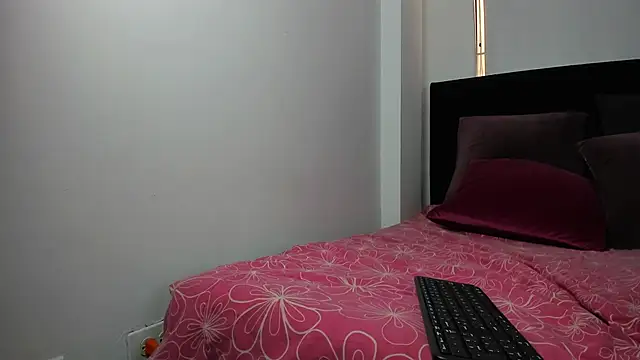 LunaVelvet777 online show from October 7, 2025, 3:31 pm