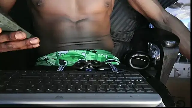 Snapshot of zaddytrey chatting on May 17, 2026, 4:03 pm zaddytrey online show from May 17, 2026, 4:03 pm