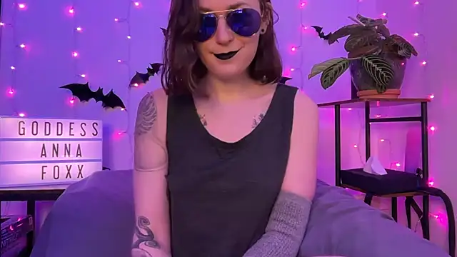 mistressannafoxx online show from December 18, 2025, 9:43 pm