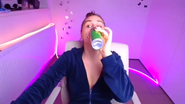 Snapshot of Stefanie_Sweet chatting on October 28, 2025, 2:09 pm Stefanie Sweet online show from October 28, 2025, 2:09 pm