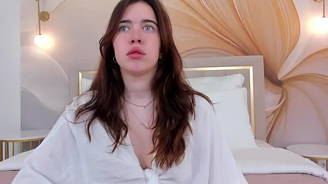 KimberlyBond online show from September 23, 2025, 3:04 pm