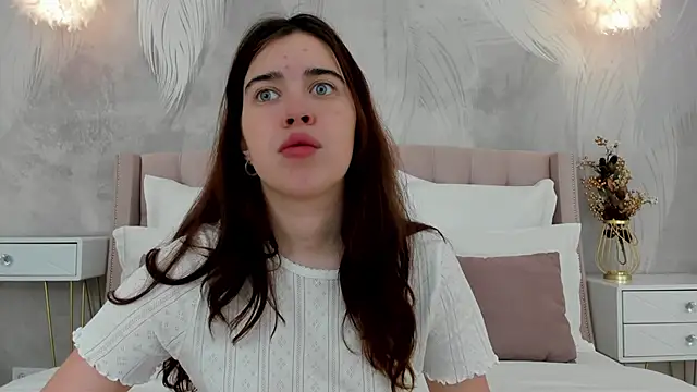 KimberlyBond online show from September 30, 2025, 3:06 pm