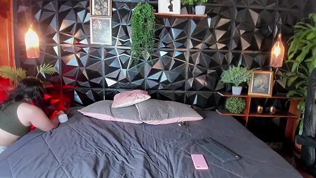 April  foxx online show from November 7, 2025, 3:23 pm