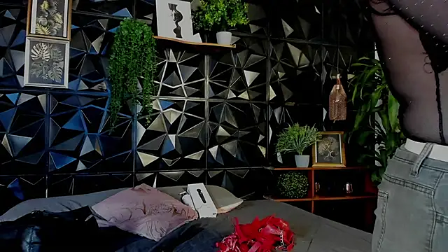 April  foxx online show from December 17, 2025, 1:17 pm