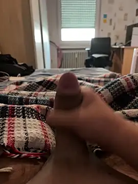 smallboy06120 online show from September 16, 2025, 1:12 pm