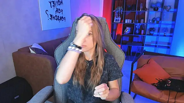 VanessaMates online show from October 17, 2025, 5:43 am