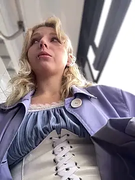 Snapshot of EveLittleSinner chatting on September 16, 2025, 8:15 am EveLittleSinner online show from September 16, 2025, 8:15 am